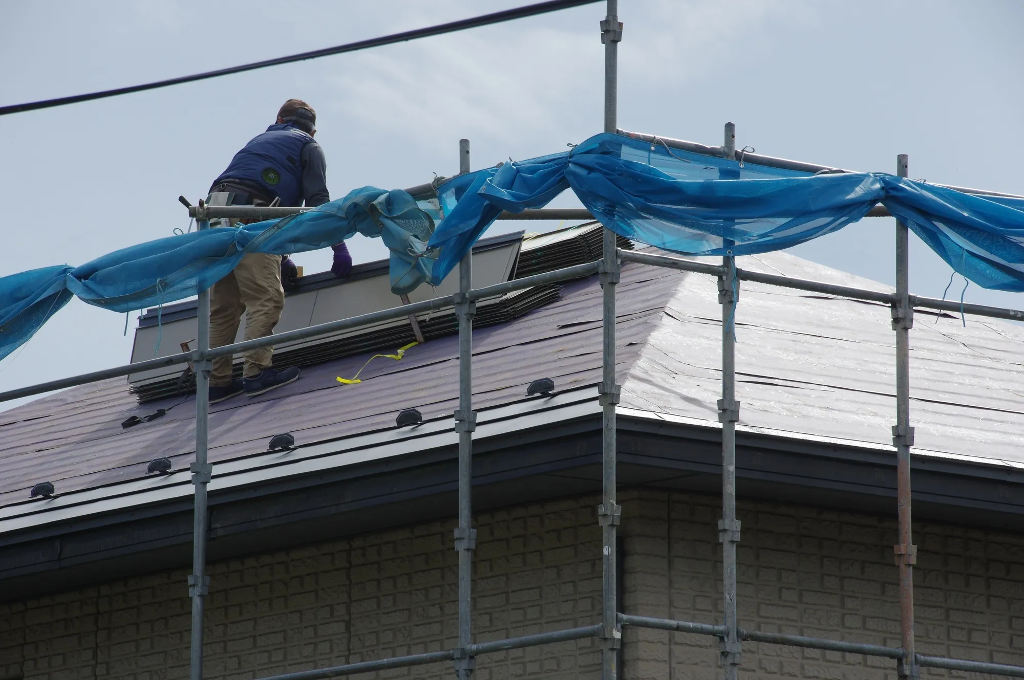 屋根カバー工法の様子